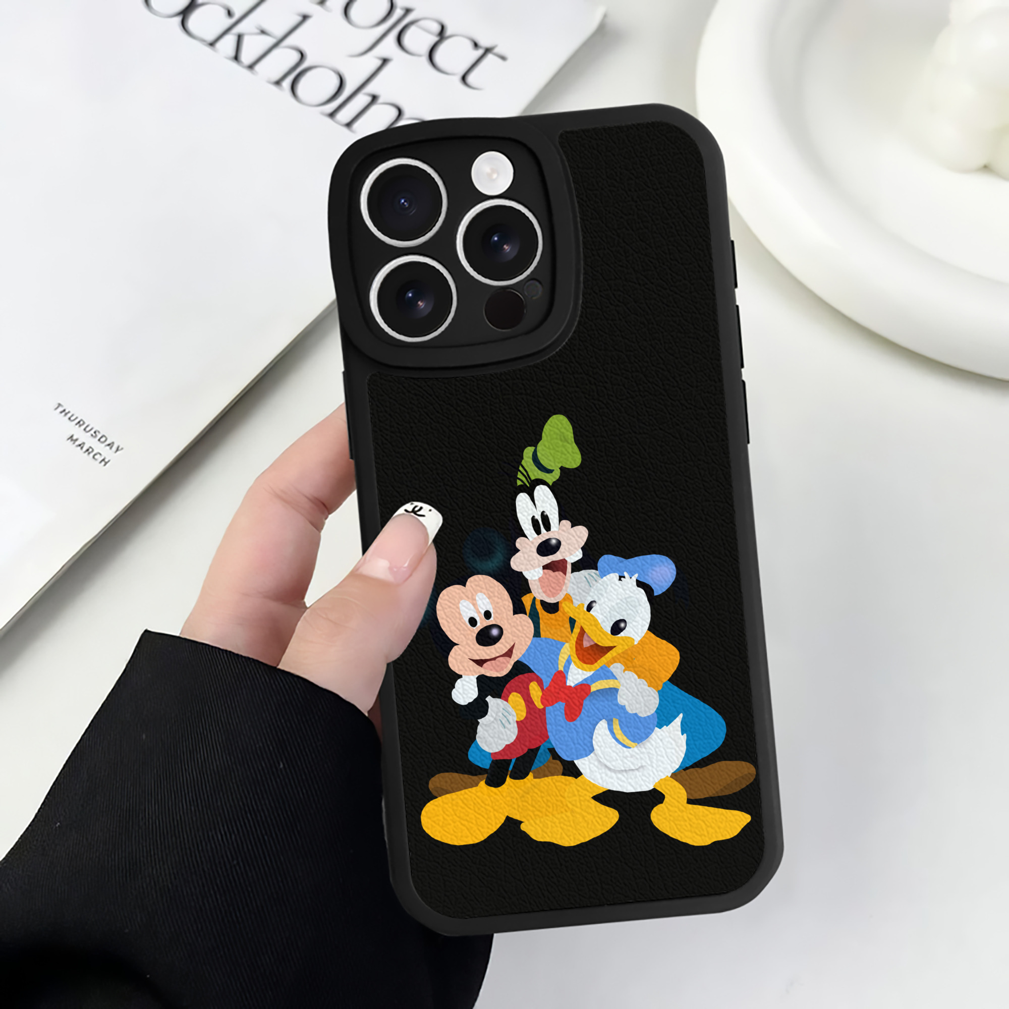 （画像用） ミッキーマウス Mickey Mouse 【iPhone 16シリーズ対応】シリコンスマホケース（レザー調） 材質：シリコン
